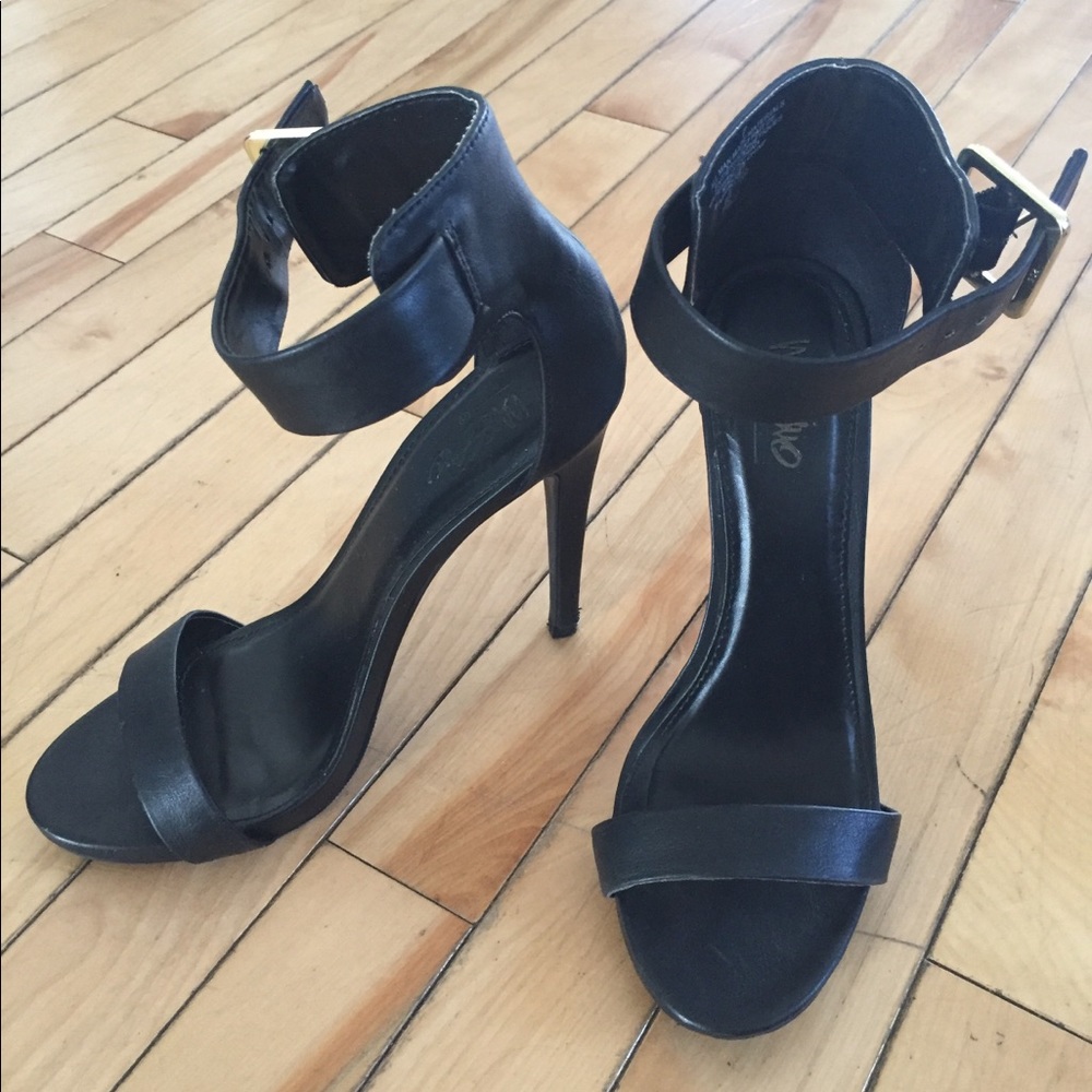 Sandal heels, black, size 7.